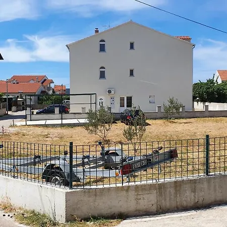 House Brunac Semesterbostad *