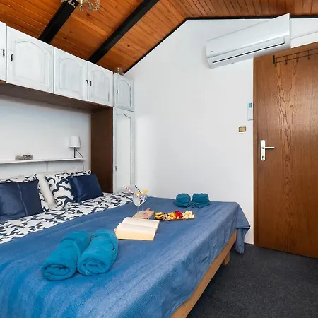 Semesterbostad House Brunac