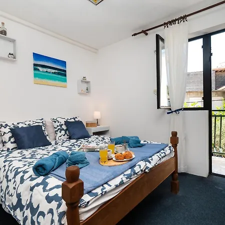 Semesterbostad House Brunac *