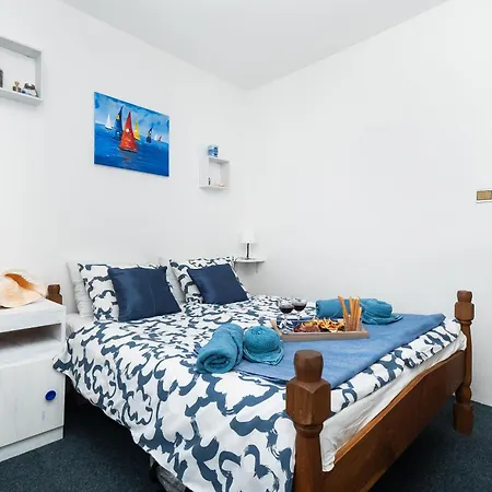 Dom wakacyjny House Brunac With Parking