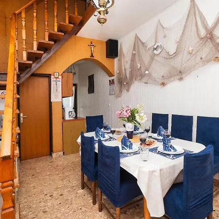 Semesterbostad House Brunac