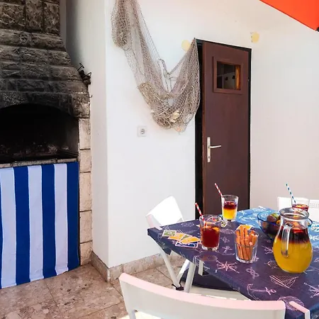 Semesterbostad House Brunac