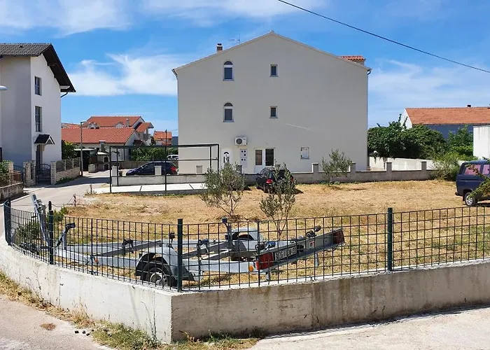 House Brunac With Parking Casa de Férias *