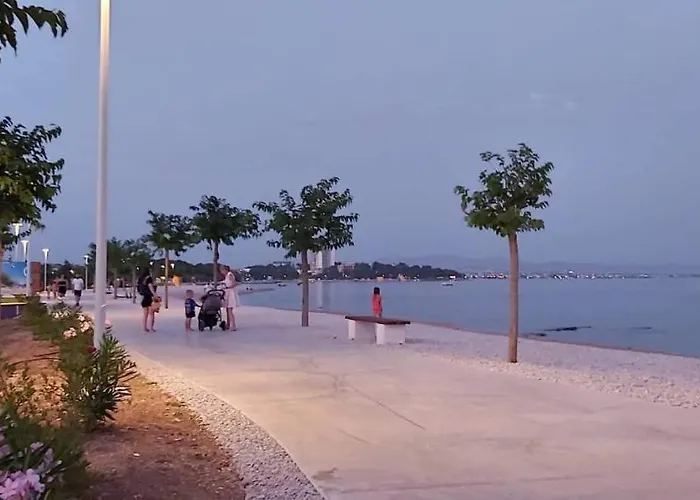 House Brunac With Parking Casa de Férias *